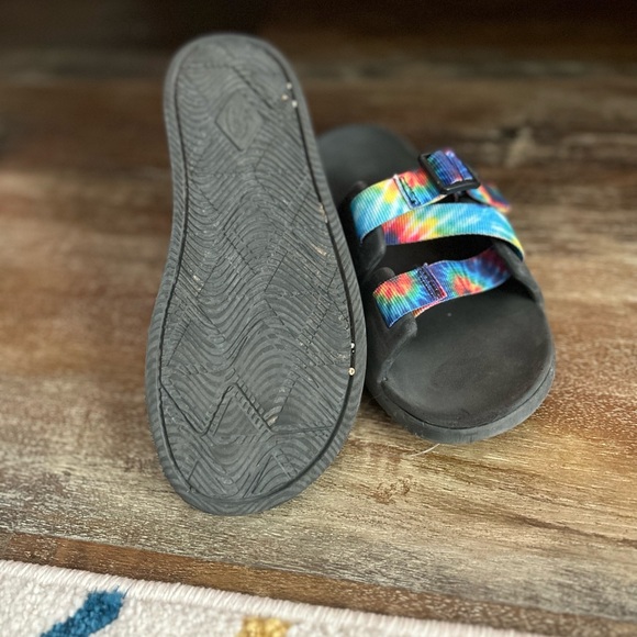 Girls, tie-dye Chaco sandals - Picture 3 of 4